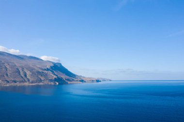 Bu manzara fotoğrafı Avrupa 'da, Yunanistan' da, Girit 'te Kissamos' a doğru, Chania 'ya doğru, Akdeniz' in kıyısında, yazın çekildi. Balos 'un tepesini ve kurak dağlarını görüyoruz, güneşin altında..