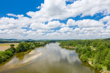 Bu manzara fotoğrafı Avrupa 'da, Fransa' da, Burgundy 'de, Nievre' de, Pouilly sur Loire 'da, Nevers' e doğru yazın çekildi. Loire 'ı yeşil kırsalın ortasında, güneşin altında görüyoruz..