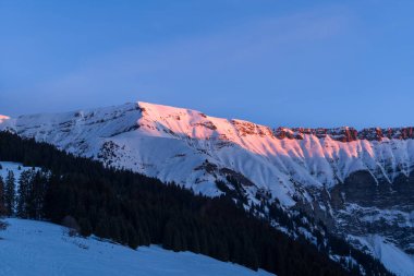 Bu manzara fotoğrafı Avrupa 'da, Fransa' da, Rhone Alpes 'te, Savoie' de, Alpler 'de, kışın çekildi. Mont Joly ve Aiguille Croche arasındaki Mont Blanc kalabalığını gün batımında görüyoruz..