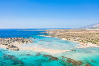 Bu manzara fotoğrafı Avrupa 'da, Yunanistan' da, Girit 'te, Elafonisi' de, Akdeniz kıyısında, yazın çekildi. Güneşin altındaki kumlu kumsalı ve ilahi renkli suyunu görebilirsiniz..