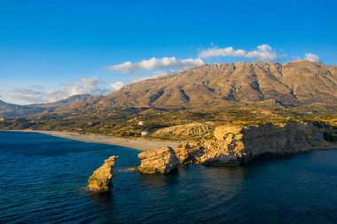 Bu manzara fotoğrafı, Avrupa 'da, Yunanistan' da, Girit 'te, Akdeniz kıyısında, yaz mevsiminde Rethymno' ya doğru çekildi. Triopetra Sahili 'nin kenarında, güneşin altında kayaları görüyoruz..