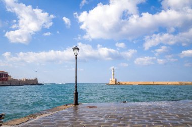 Bu manzara fotoğrafı Avrupa 'da, Yunanistan' da, Girit 'te, Chania' da, yazın çekildi. Tarihi şehir merkezinde, güneşin altında Venedik limanını görüyoruz..