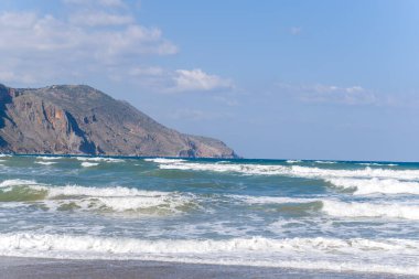 Bu manzara fotoğrafı, Avrupa 'da, Yunanistan' da, Girit 'te, Akdeniz kıyısında, yaz mevsiminde Rethymno' ya doğru çekildi. Dağların eteklerinde, güneşin altında Georgioupolis 'in kumlu plajını görüyoruz..