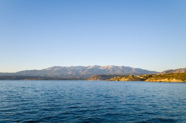 Bu manzara fotoğrafı Avrupa 'da, Fransa' da, Occitanie 'de, Hautes-Pyrenees' de, yazın çekildi. Kırsalın ortasında, güneşin altında kurak ve kayalık dağlar görüyoruz..
