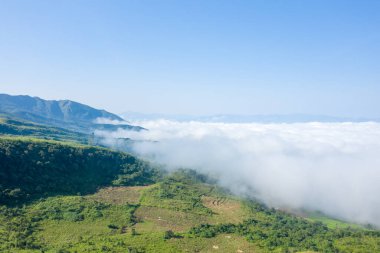 Bu manzara fotoğrafı Asya 'da, Vietnam' da, Tonkin 'de, Dien Bien Phu' da, yazın çekildi. Şehrin üstündeki bulutları görüyoruz. Yeşil dağlarda, güneşin altında..