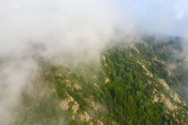 Bu manzara fotoğrafı Avrupa 'da, Fransa' da, Pireneler 'de, yazın çekildi. Bulutların altında, güneşin altında yeşil kırları görüyoruz..