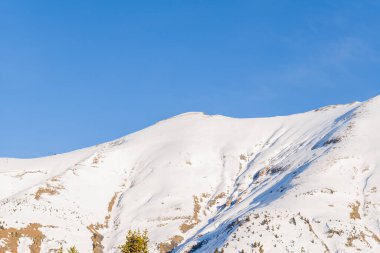Bu manzara fotoğrafı Avrupa 'da, Fransa' da, Rhone Alpes 'te, Savoie' de, Alpler 'de, kışın çekildi. Mont Joly 'yi görüyoruz, güneşin altında..