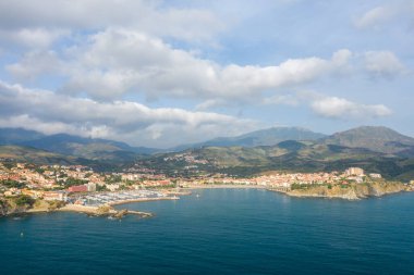 Bu manzara fotoğrafı Avrupa 'da, Fransa' da, Occitanie 'de, Pirenes Orientales' de, Banyuls-sur-Mer 'de, Akdeniz' in kıyısında, yazın çekildi. Ortaçağ kasabasını deniz kenarında, güneşin altında görüyoruz..