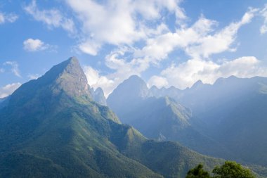 Bu manzara fotoğrafı Asya 'da, Vietnam' da, Tonkin 'de, Sapa' da, yazın çekildi. Fan Si Pan topluluğunu ve onun yeşil dağlarını görüyoruz, güneşin altında.