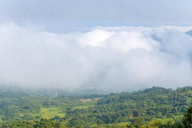 Bu manzara fotoğrafı Asya 'da, Vietnam' da, Tonkin 'de, Dien Bien Phu' da, yazın çekildi. Şehrin üstündeki bulutları görüyoruz. Yeşil dağlarda, güneşin altında..
