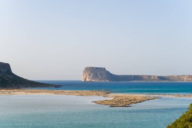 Bu manzara fotoğrafı Avrupa 'da, Yunanistan' da, Girit 'te, Balos' ta, Akdeniz 'in kıyısında, yazın çekildi. Venedik şatosunu kurak kayalıklarında, güneşin altında görüyoruz..