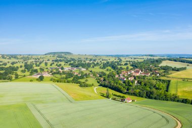 Bu manzara fotoğrafı Avrupa 'da, Fransa' da, Burgundy 'de, Nievre' de, Cuncy les Varzy 'de, yazın Clamecy' ye doğru çekildi. Yeşil kırsalda, güneşin altında bir Fransız köyü görüyoruz..