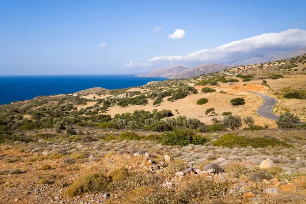 Bu manzara fotoğrafı Avrupa 'da, Yunanistan' da, Girit 'te, Matala' ya doğru, Akdeniz 'in kıyısında, yazın çekildi. Kurak kayalık sahili ve yeşil kırsalını görüyoruz, güneşin altında..