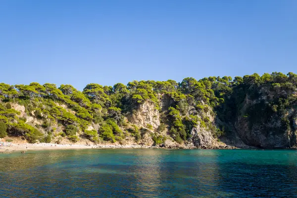 Bu manzara fotoğrafı Avrupa 'da, Yunanistan' da, Epirus 'ta, İyon Denizi kıyısındaki İgoumenitsa' ya doğru çekildi. Alonaki Fanariou 'nun kumlu kumlu kumsalını ve güneşin altındaki yeşil kayalık kayalıklarını görüyoruz..