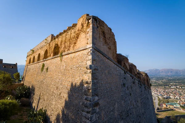 Bu manzara fotoğrafı Avrupa 'da, Yunanistan' da, Peloponnese 'de, Argolis' te, Nafplio 'da, Myrto sahilinde, yazın çekildi. Palamidi Kalesi 'nin taştan içini görüyoruz, güneşin altında..