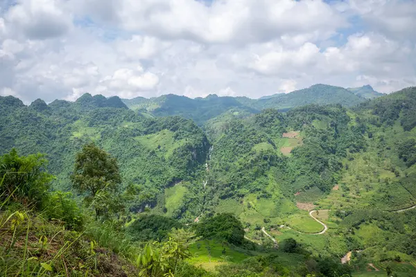 Bu manzara fotoğrafı Asya 'da, Vietnam' da, Tonkin 'de, Bac Ha' da Lao Cai 'de, yazın çekildi. Dağları ve yeşil ormanları görüyoruz, güneşin altında..