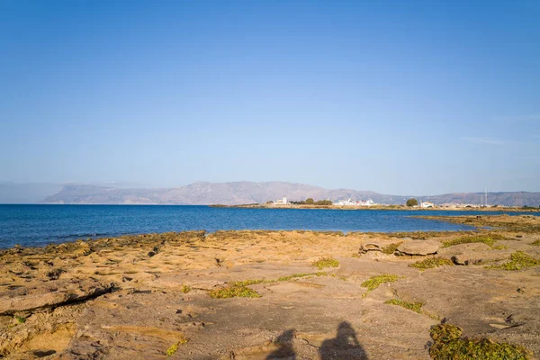 この風景写真は ヨーロッパ ギリシャ クレタ島 キサモスに向かって 夏に地中海の端で撮影されました 私たちは太陽の下でキサモスの港を見ます — ストック写真
