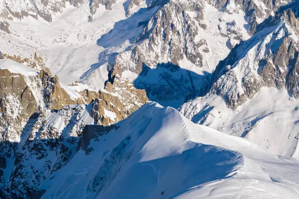 Bu manzara fotoğrafı Avrupa 'da, Fransa' da, Rhone Alpes 'te, Savoie' de, Alpler 'de, kışın çekildi. Mont Blanc 'ın kar kaplı dağlarını görüyoruz, güneşin altında..