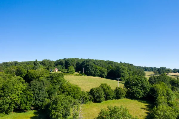 Bu manzara fotoğrafı Avrupa 'da, Fransa' da, Burgundy 'de, Nievre' de, Şato Chinon yakınlarında, yazın çekildi. Ormanları ve yeşil tarlaları olan kırsal bölgeleri görüyoruz, güneşin altında..