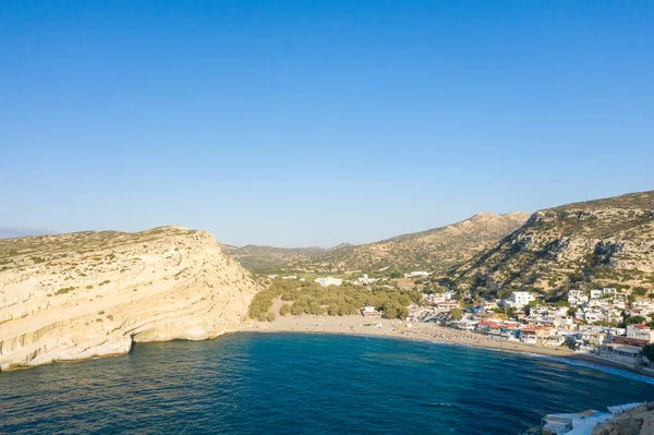 Bu manzara fotoğrafı Avrupa 'da, Yunanistan' da, Girit 'te, Matala' da, Akdeniz 'in kıyısında, yazın çekildi. Kumsalın üstünde, güneşin altında hippi mağaralarını görüyoruz..