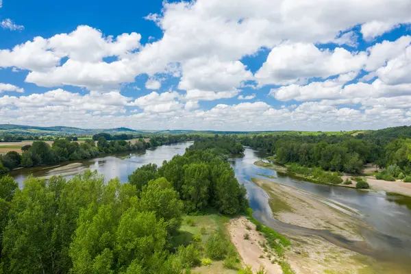 Bu manzara fotoğrafı Avrupa 'da, Fransa' da, Burgundy 'de, Nievre' de, Pouilly sur Loire 'da, Nevers' e doğru yazın çekildi. Loire 'ı yeşil kırsalın ortasında, güneşin altında görüyoruz..