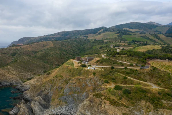 Bu manzara fotoğrafı Avrupa 'da, Fransa' da, Occitanie 'de, Pirenes Orientales' de, Banyuls-sur-Mer 'de, Akdeniz' in kıyısında, yazın çekildi. Güneşin altındaki kurak kayalık sahili görüyoruz..