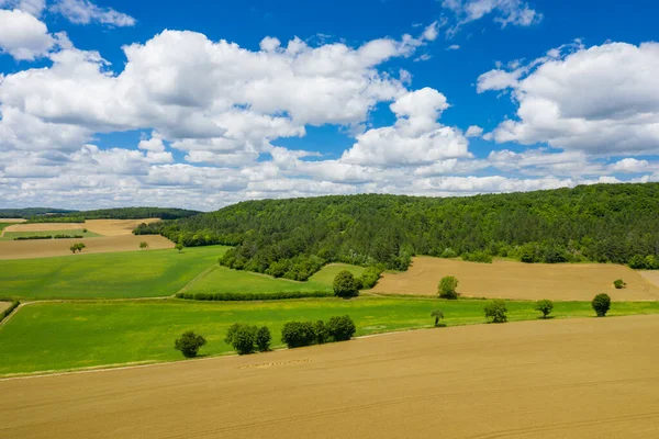 Bu manzara fotoğrafı Avrupa 'da, Fransa' da, Burgundy 'de, Nievre' de, Şato Chinon yakınlarında, yazın çekildi. Ormanları ve yeşil tarlaları olan kırsal bölgeleri görüyoruz, güneşin altında..