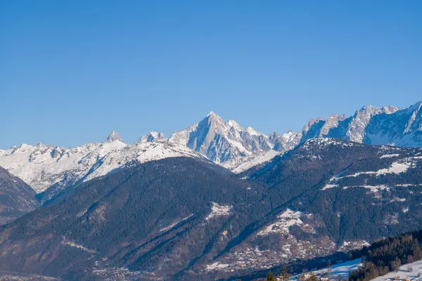 Bu manzara fotoğrafı Avrupa 'da, Fransa' da, Rhone Alpes 'te, Savoie' de, Alpler 'de, kışın çekildi. Aiguille Verte 'nin panoramik manzarasını görebilirsiniz, güneşin altında..