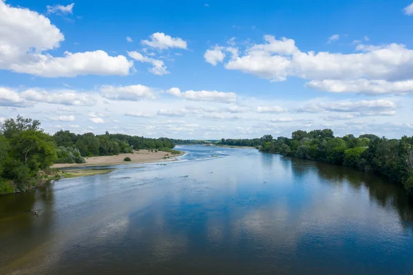 Bu manzara fotoğrafı Avrupa 'da, Fransa' da, Burgundy 'de, Nievre' de, Pouilly sur Loire 'da, Nevers' e doğru yazın çekildi. Loire 'ı yeşil kırsalın ortasında, güneşin altında görüyoruz..