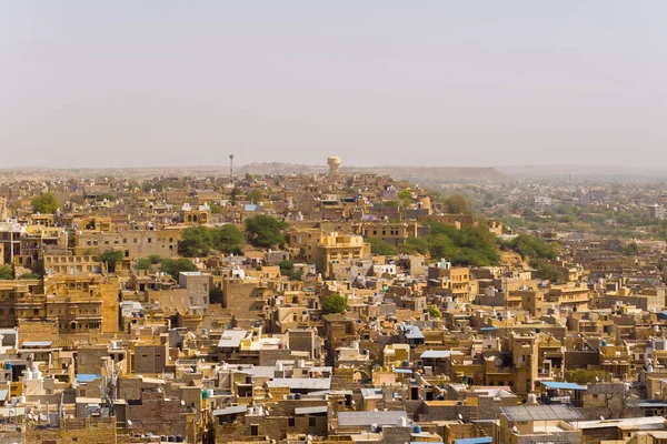 Bu manzara fotoğrafı Asya, Hindistan, Rajasthan, Jaisalmer, Summer 'da çekildi. Güneşin altındaki tarihi eski kasabayı görüyoruz..