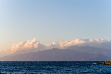Bu manzara fotoğrafı Avrupa 'da, Yunanistan' da, Girit 'te, Matala' ya doğru, Akdeniz 'in kıyısında, yazın çekildi. Kurak kayalık sahili ve yeşil kırsalını görüyoruz, güneşin altında..