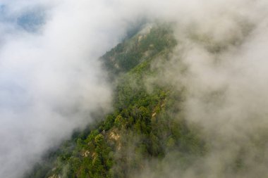 Bu manzara fotoğrafı Avrupa 'da, Fransa' da, Pireneler 'de, yazın çekildi. Bulutların altında, güneşin altında yeşil kırları görüyoruz..