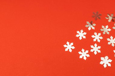 Kırmızı arka planda Yeni Yıl arifesi parıltısı