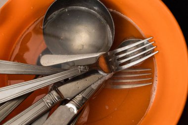 Lavaboda kirli bulaşıklar, su ve bez, yemekten sonra temizlik.