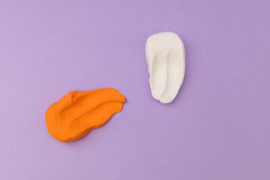 Çocukların parlak plastikleri mor bir arka planda yatıyor.