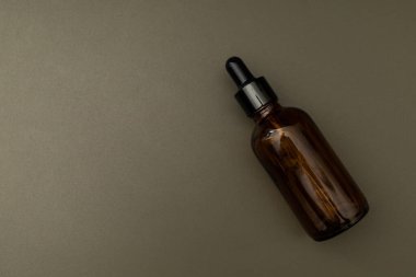 Karanlık bir arka planda kavanozlar ve kozmetik şişeleri, güzellik endüstrisinin minimalizmi.