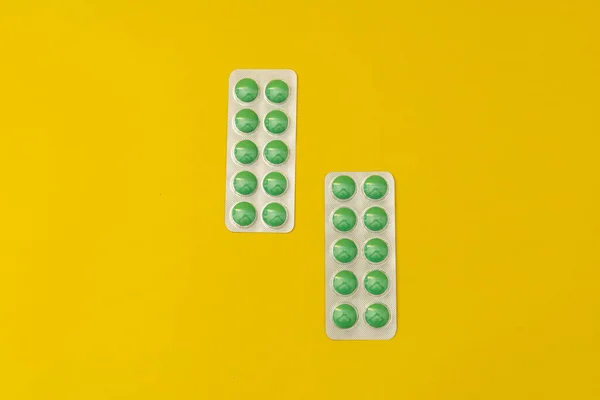 Pillen Auf Gelbem Hintergrund — Stockfoto