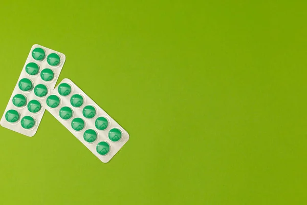 Zelené Pilulky Zeleném Pozadí Monochromní — Stock fotografie