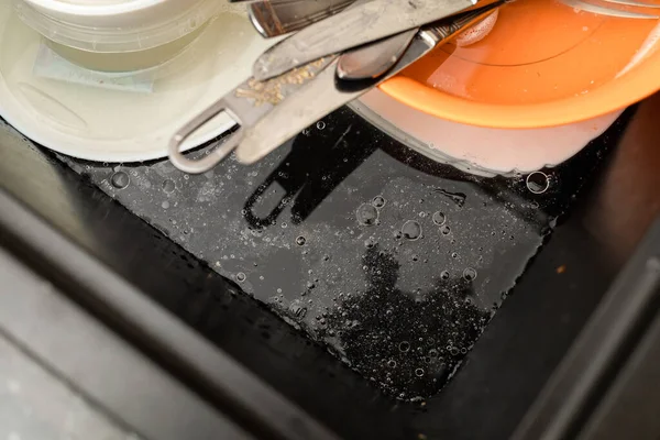 싱크대에 더러운 접시들 수건으로 청소하는 — 스톡 사진