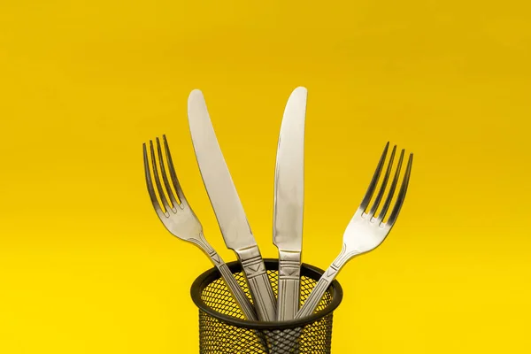 餐具躺在黄色的背景上 简约主义 — 图库照片