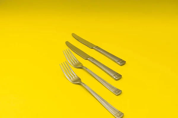 餐具躺在黄色的背景上 简约主义 — 图库照片