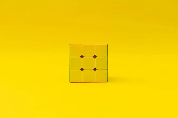 Cubo Rubik Brillante Sobre Fondo Amarillo Foto Colorida —  Fotos de Stock