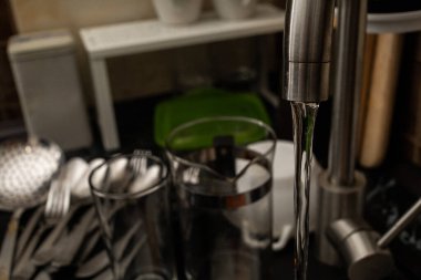 Lavaboda kirli bulaşıklar, su ve bez, yemekten sonra temizlik.