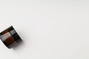 Sıvı dolu pipetli cam kavanoz.