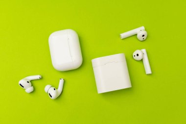 Küçük bir kutuda beyaz kulaklıklar, akıllı aygıt