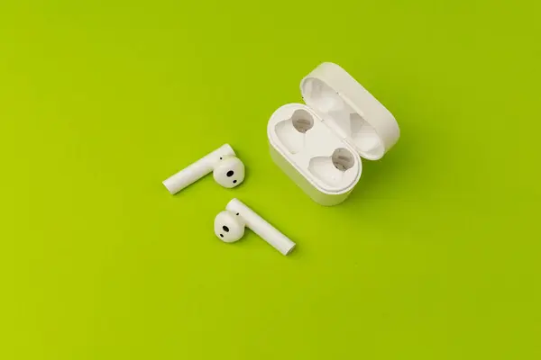 Renkli Yeşil Arka Planda Beyaz Kulaklıklı Kablosuz Kulaklık Reklam Kulaklıkları — Stok fotoğraf