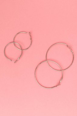 Pembe arka planda kadın bijouterisi, nesne görüntüsü