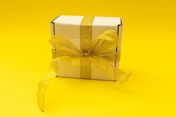 Nový Rok Dárek Bílé Krabici Zlatou Stuhou Žlutém Pozadí — Stock fotografie