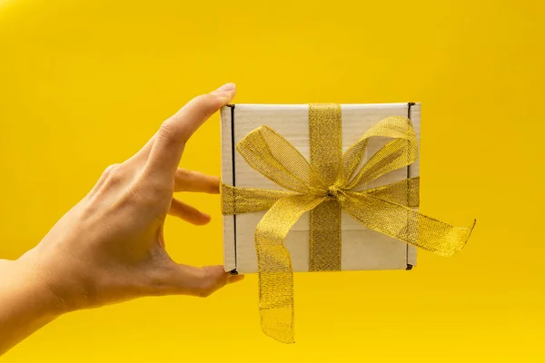 Dívka Drží Nový Rok Dárek Bílé Krabici Zlatou Stuhou Žlutém — Stock fotografie