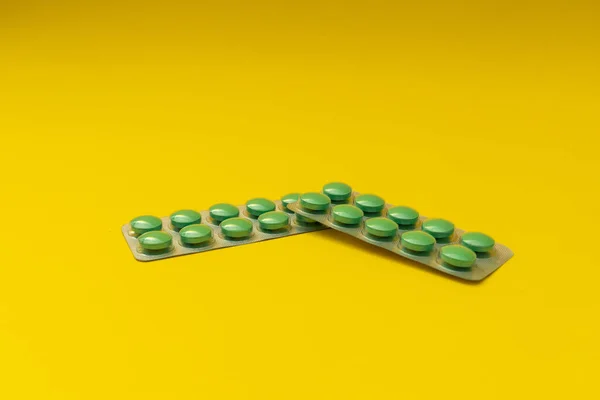 Πράσινα Χάπια Κίτρινο Φόντο — Φωτογραφία Αρχείου
